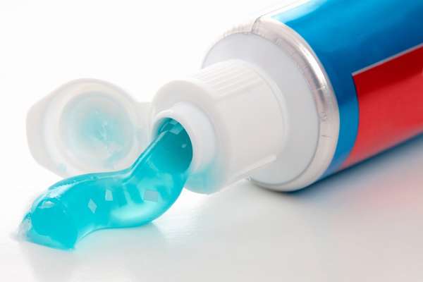 В зубной пасте содержатся компоненты, способны разрушить черный налет.