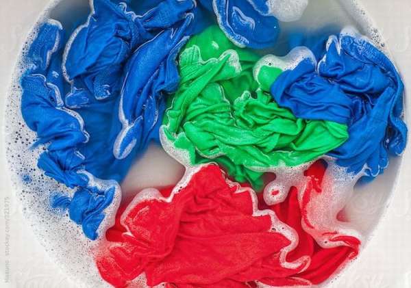 Как правильно стирать цветное белье?