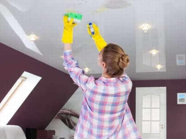 Как очистить натяжной потолок от пятен своими руками?