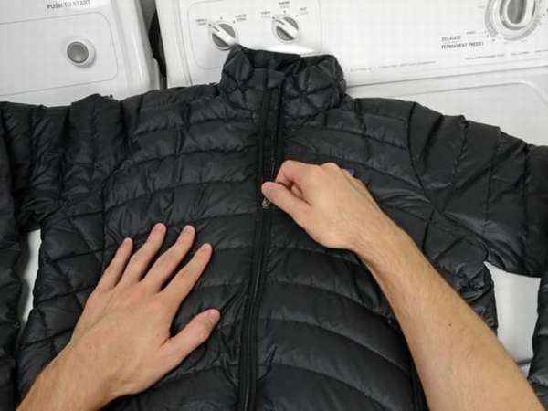 Как стирать куртку на пуху в стиральной машине и руками, чтобы пух не сбивался