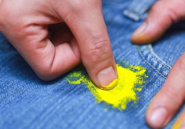 Применение средства для удаления краски из текстиля