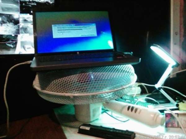Охлаждение ноутбука с помощью напольного вентилятора