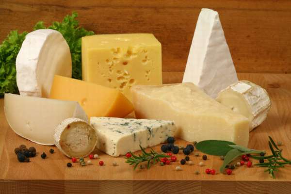 Как правильно хранить сыр разными способами?