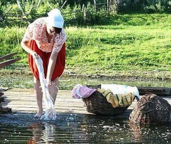 Женщины стирают на речке. Стирка на речке. Женщина стирает белье в реке. Женщины на реке полощут белье. Стирка белья в реке.