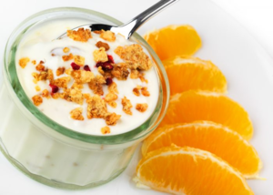 Домашний йогурт можно готовить с любыми фруктами и ягодами