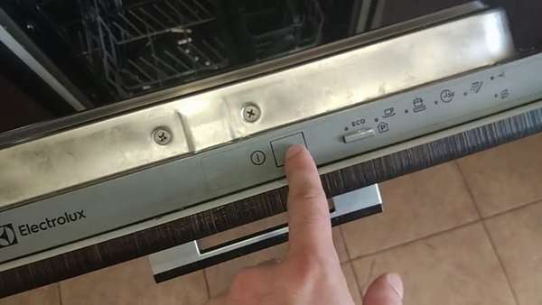 Ошибка I30 в посудомоечной машине Электролюкс