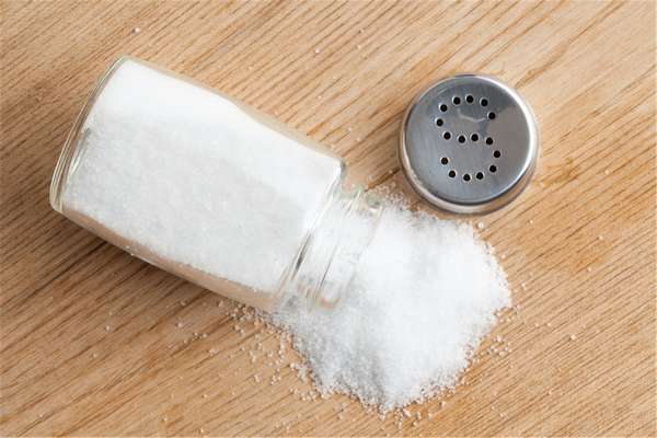 Соль очень эффективна при очистке, но способна поцарапать бусы.