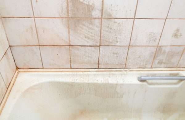 Отмыть кафель в ванной от водного камня