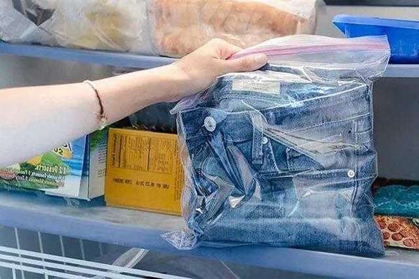 Способ очистки джинсов от загрязнения клеем 