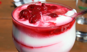 Зимой можно приготовить йогурт с консервированными фруктами и ягодами