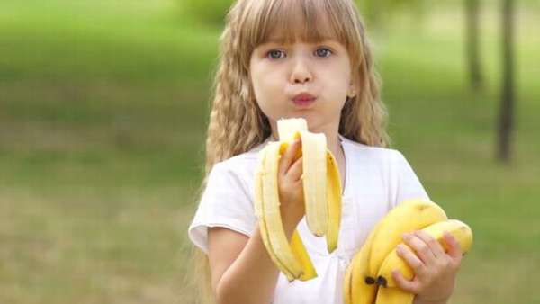 Как избавиться от пятен банана на детской одежде