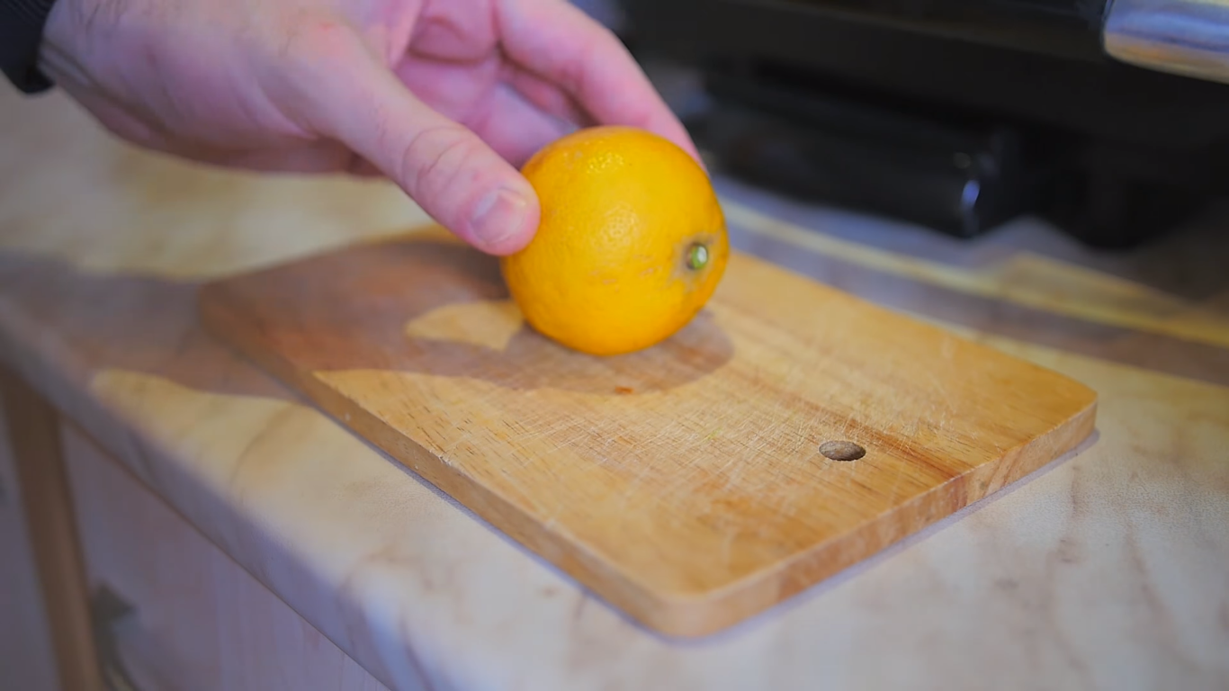 За 24 часа сок лимона без дополнительных процедур очистит коррозию.