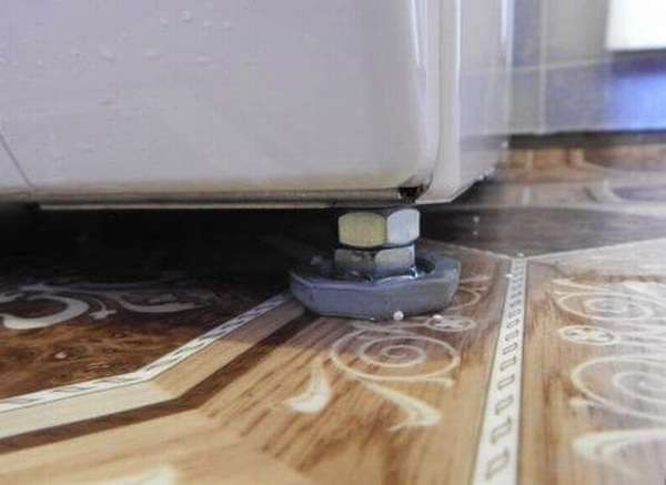 Как устанавливать стиралку на деревянное покрытие