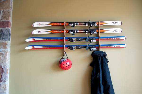 Как хранить лыжи дома: место, подготовка, рекомендации