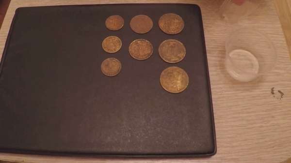 Старые бронзовые монеты требуют чистки.